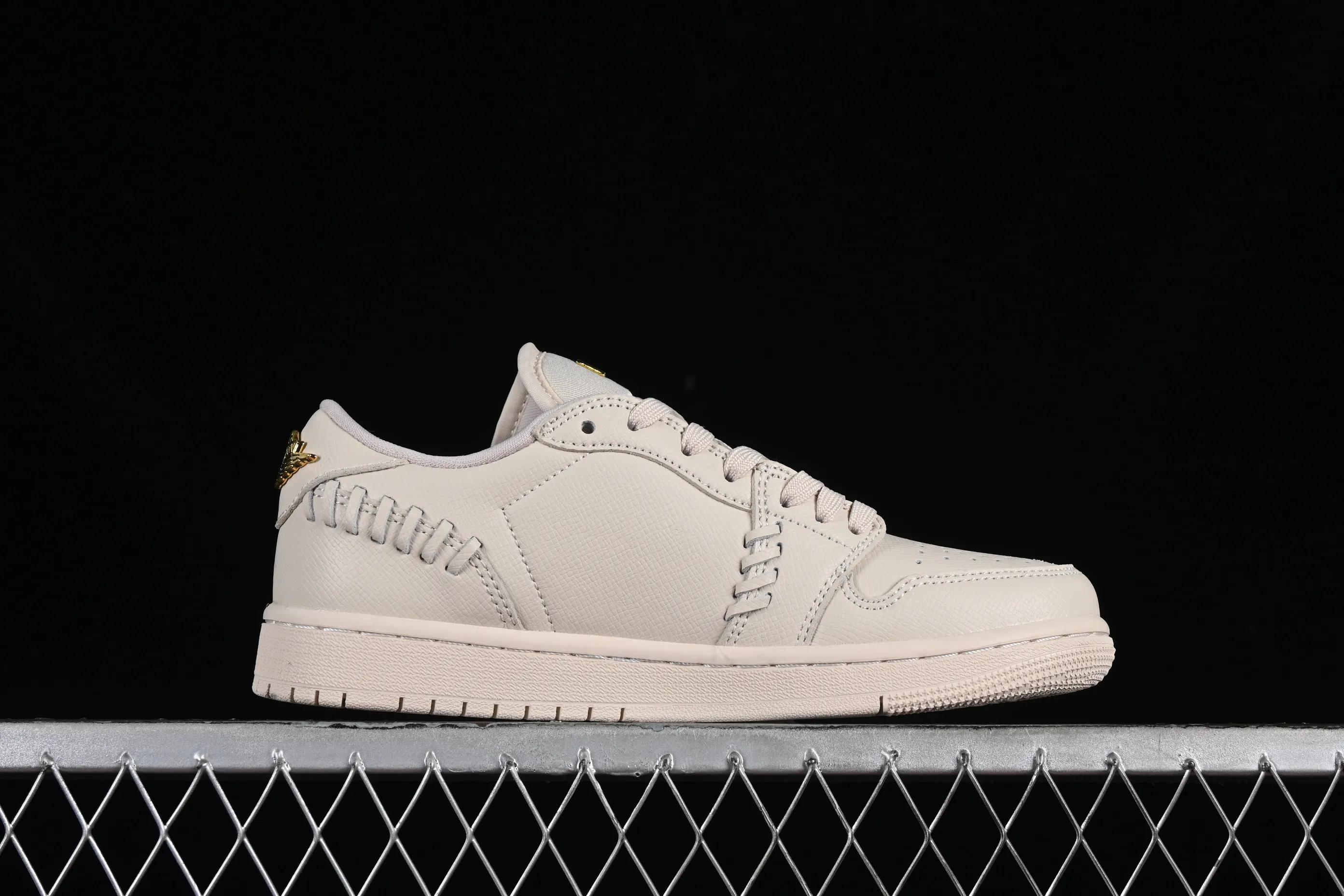 All categories Air Jordan Jordan series basketball shoes Air Jordan 1 Low Air Jordan 1 Low "Method of Make" AJ1 Joe 1 white gold low-top cultural and leisure sports shoes FN5032-200